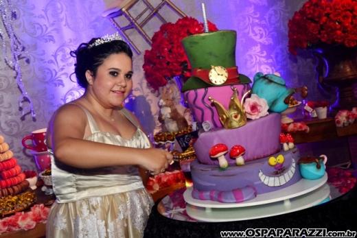 Giovanna in Wonderland é a mega festa criativa de 15 anos no Urbanova