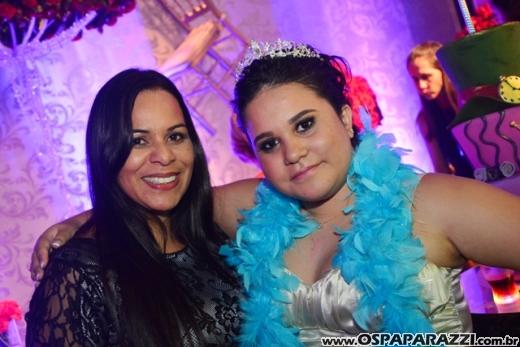 Giovanna in Wonderland é a mega festa criativa de 15 anos no Urbanova