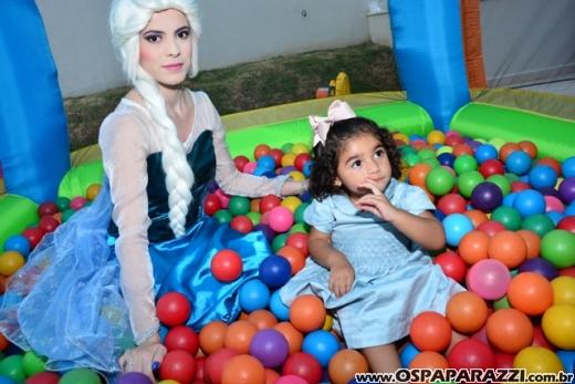 Anna, Elsa e Olaf comemoram os 02 anos de Helena Aoki