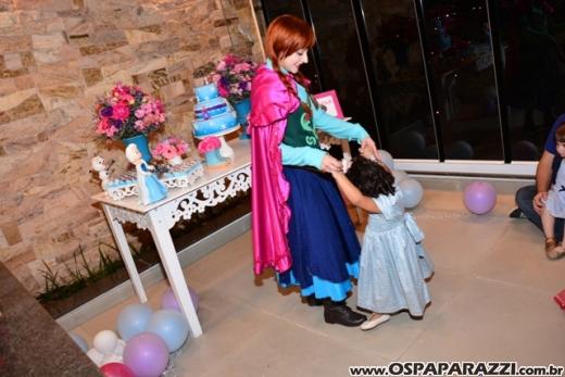 Anna, Elsa e Olaf comemoram os 02 anos de Helena Aoki