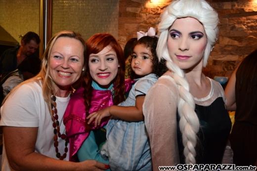 Anna, Elsa e Olaf comemoram os 02 anos de Helena Aoki