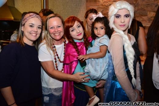 Anna, Elsa e Olaf comemoram os 02 anos de Helena Aoki