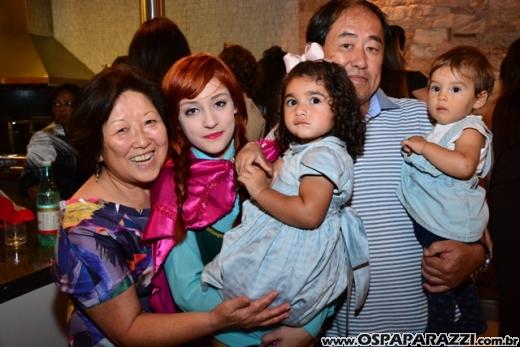 Anna, Elsa e Olaf comemoram os 02 anos de Helena Aoki