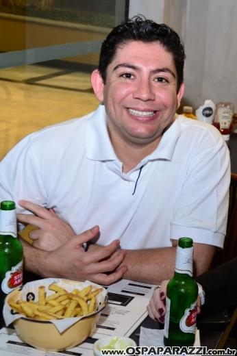 Filippo Ferraz e Artur Diniz inauguram St Joe Burger no Aquárius