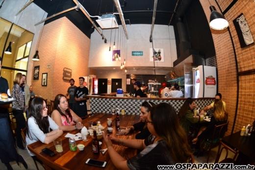 Filippo Ferraz e Artur Diniz inauguram St Joe Burger no Aquárius