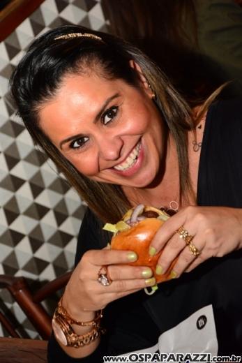 Filippo Ferraz e Artur Diniz inauguram St Joe Burger no Aquárius