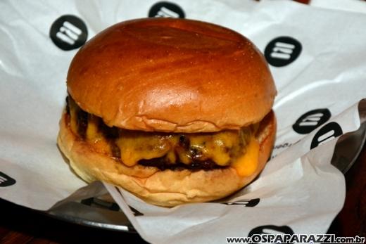 Filippo Ferraz e Artur Diniz inauguram St Joe Burger no Aquárius