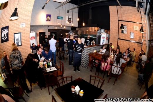 Filippo Ferraz e Artur Diniz inauguram St Joe Burger no Aquárius