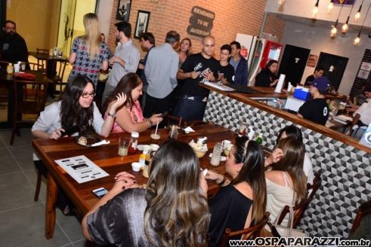 Filippo Ferraz e Artur Diniz inauguram St Joe Burger no Aquárius