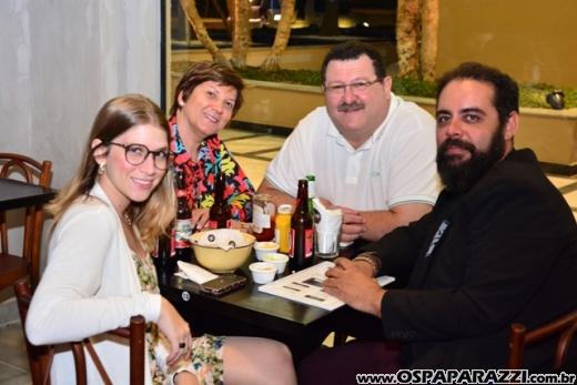Filippo Ferraz e Artur Diniz inauguram St Joe Burger no Aquárius