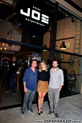 Filippo Ferraz e Artur Diniz inauguram St Joe Burger no Aquárius