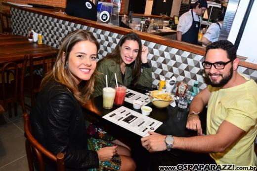 Filippo Ferraz e Artur Diniz inauguram St Joe Burger no Aquárius