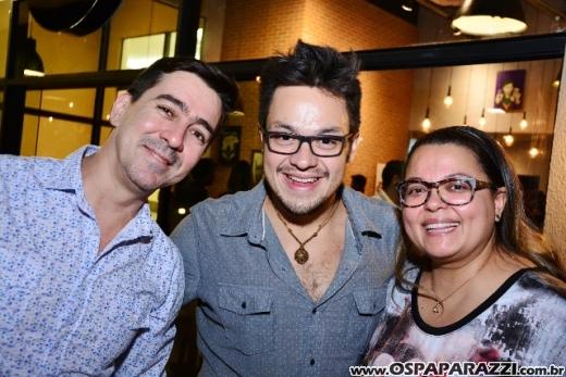 Filippo Ferraz e Artur Diniz inauguram St Joe Burger no Aquárius