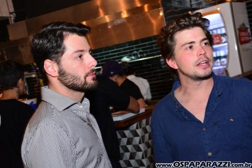 Filippo Ferraz e Artur Diniz inauguram St Joe Burger no Aquárius