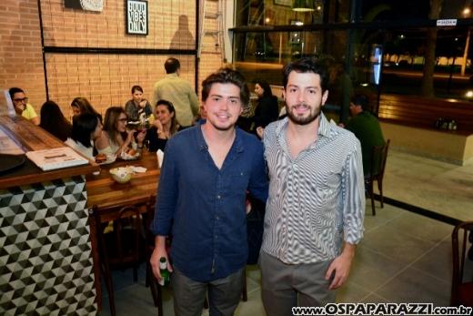 Filippo Ferraz e Artur Diniz inauguram St Joe Burger no Aquárius