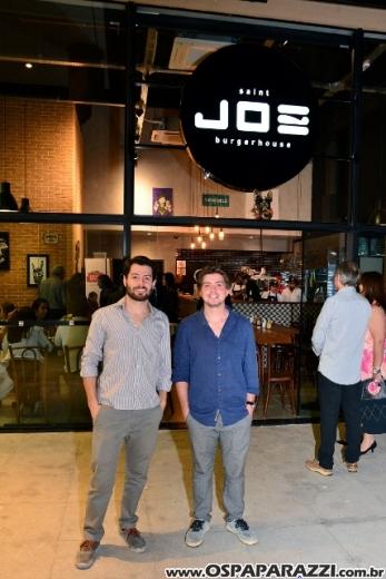 Filippo Ferraz e Artur Diniz inauguram St Joe Burger no Aquárius