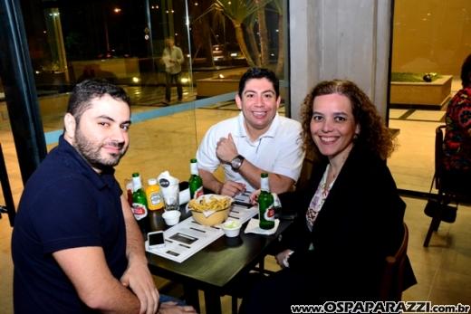Filippo Ferraz e Artur Diniz inauguram St Joe Burger no Aquárius