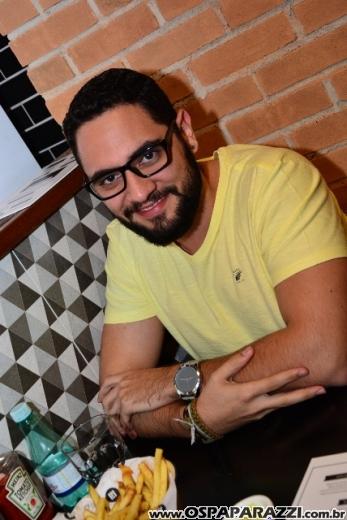 Filippo Ferraz e Artur Diniz inauguram St Joe Burger no Aquárius