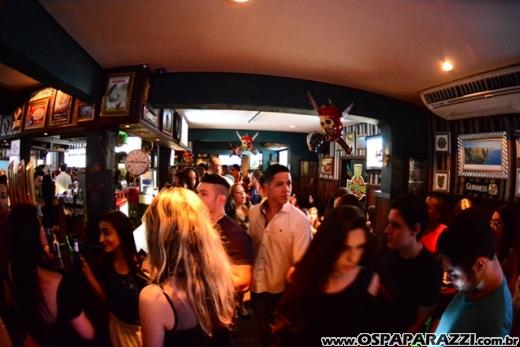 A invasão Pirada no Pub Dunluce ataca Leandro Benavides em festa