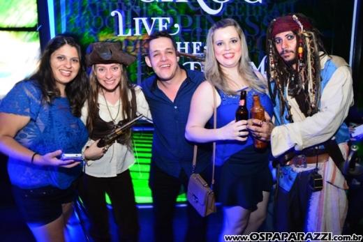 A invasão Pirada no Pub Dunluce ataca Leandro Benavides em festa
