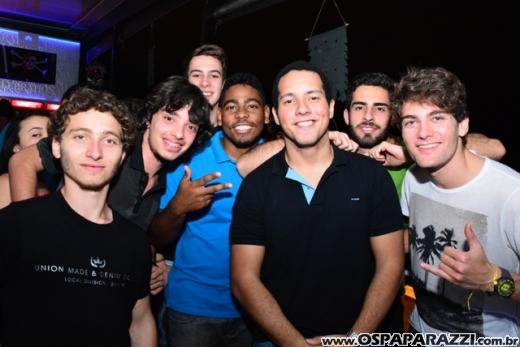 A invasão Pirada no Pub Dunluce ataca Leandro Benavides em festa