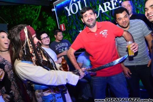 A invasão Pirada no Pub Dunluce ataca Leandro Benavides em festa
