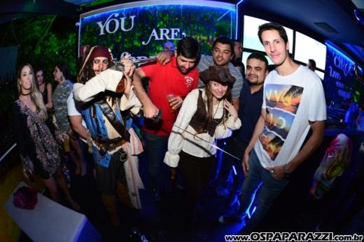 A invasão Pirada no Pub Dunluce ataca Leandro Benavides em festa