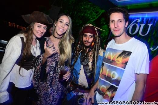 A invasão Pirada no Pub Dunluce ataca Leandro Benavides em festa