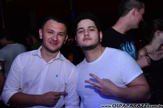 A invasão Pirada no Pub Dunluce ataca Leandro Benavides em festa