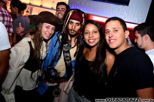 A invasão Pirada no Pub Dunluce ataca Leandro Benavides em festa