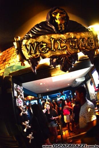 A invasão Pirada no Pub Dunluce ataca Leandro Benavides em festa