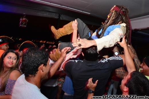 A invasão Pirada no Pub Dunluce ataca Leandro Benavides em festa