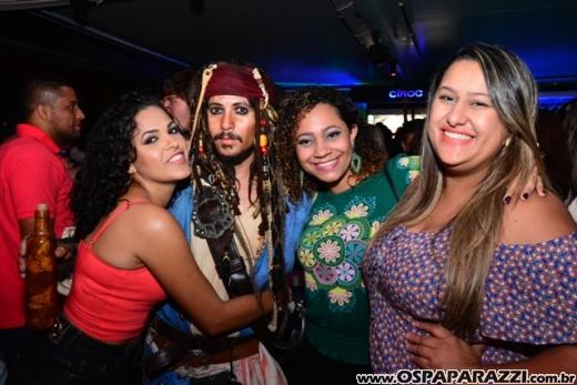 A invasão Pirada no Pub Dunluce ataca Leandro Benavides em festa