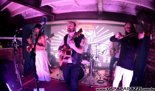 A invasão Pirada no Pub Dunluce ataca Leandro Benavides em festa