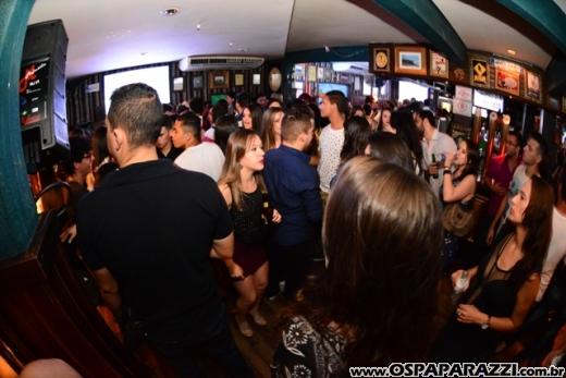 A invasão Pirada no Pub Dunluce ataca Leandro Benavides em festa