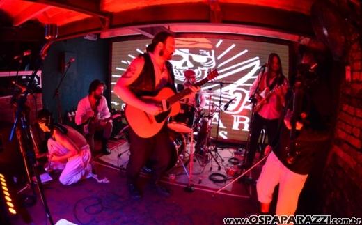 A invasão Pirada no Pub Dunluce ataca Leandro Benavides em festa