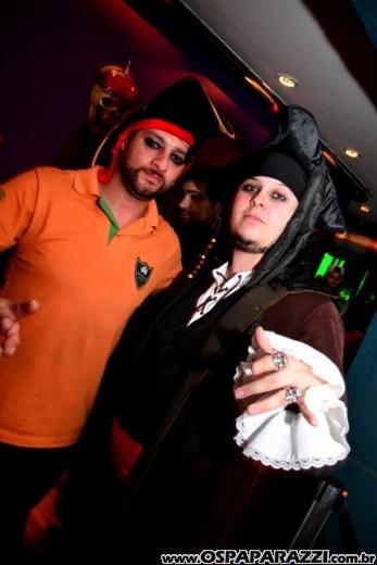 A invasão Pirada no Pub Dunluce ataca Leandro Benavides em festa