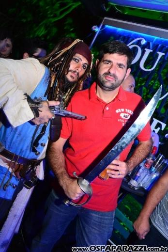 A invasão Pirada no Pub Dunluce ataca Leandro Benavides em festa