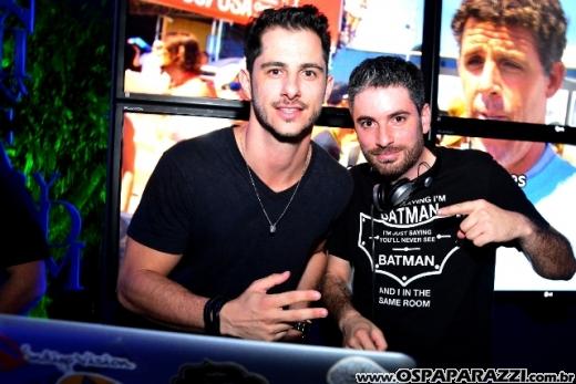 A invasão Pirada no Pub Dunluce ataca Leandro Benavides em festa