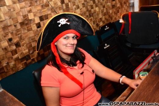 A invasão Pirada no Pub Dunluce ataca Leandro Benavides em festa