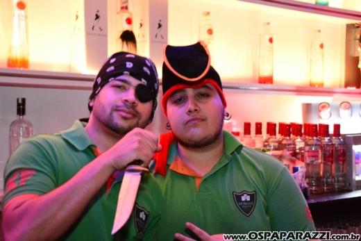 A invasão Pirada no Pub Dunluce ataca Leandro Benavides em festa