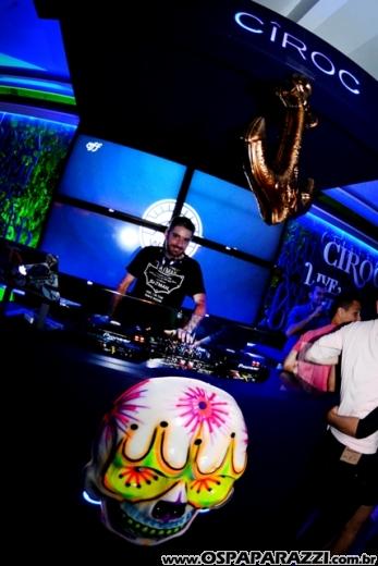 A invasão Pirada no Pub Dunluce ataca Leandro Benavides em festa