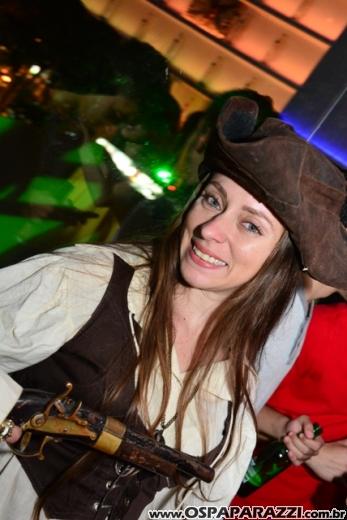 A invasão Pirada no Pub Dunluce ataca Leandro Benavides em festa