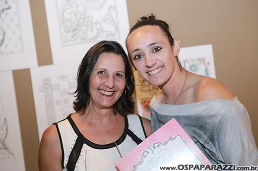Rose Tomba lança o próprio livro para colorir - Spring Flowers