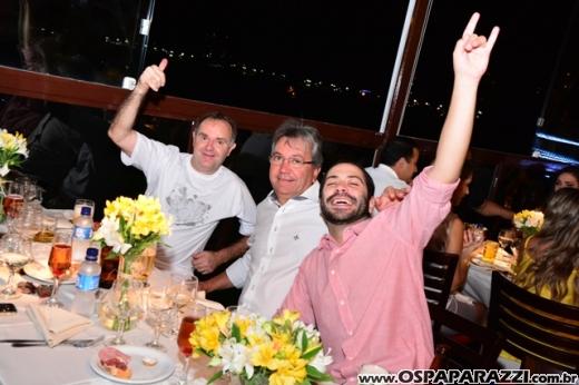 Rogerio Souza celebra a noite de réveillon com clientes e amigos do Guten Bier