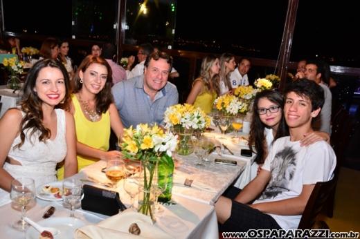 Rogerio Souza celebra a noite de réveillon com clientes e amigos do Guten Bier