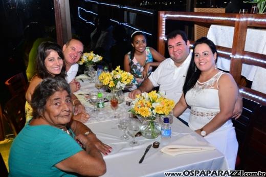 Rogerio Souza celebra a noite de réveillon com clientes e amigos do Guten Bier