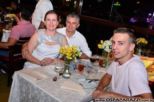 Rogerio Souza celebra a noite de réveillon com clientes e amigos do Guten Bier