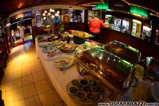 Rogerio Souza celebra a noite de réveillon com clientes e amigos do Guten Bier