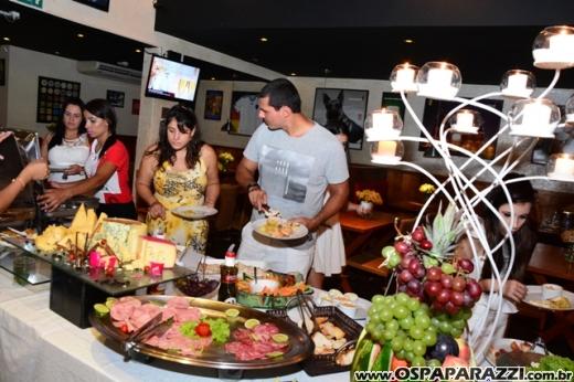 Rogerio Souza celebra a noite de réveillon com clientes e amigos do Guten Bier